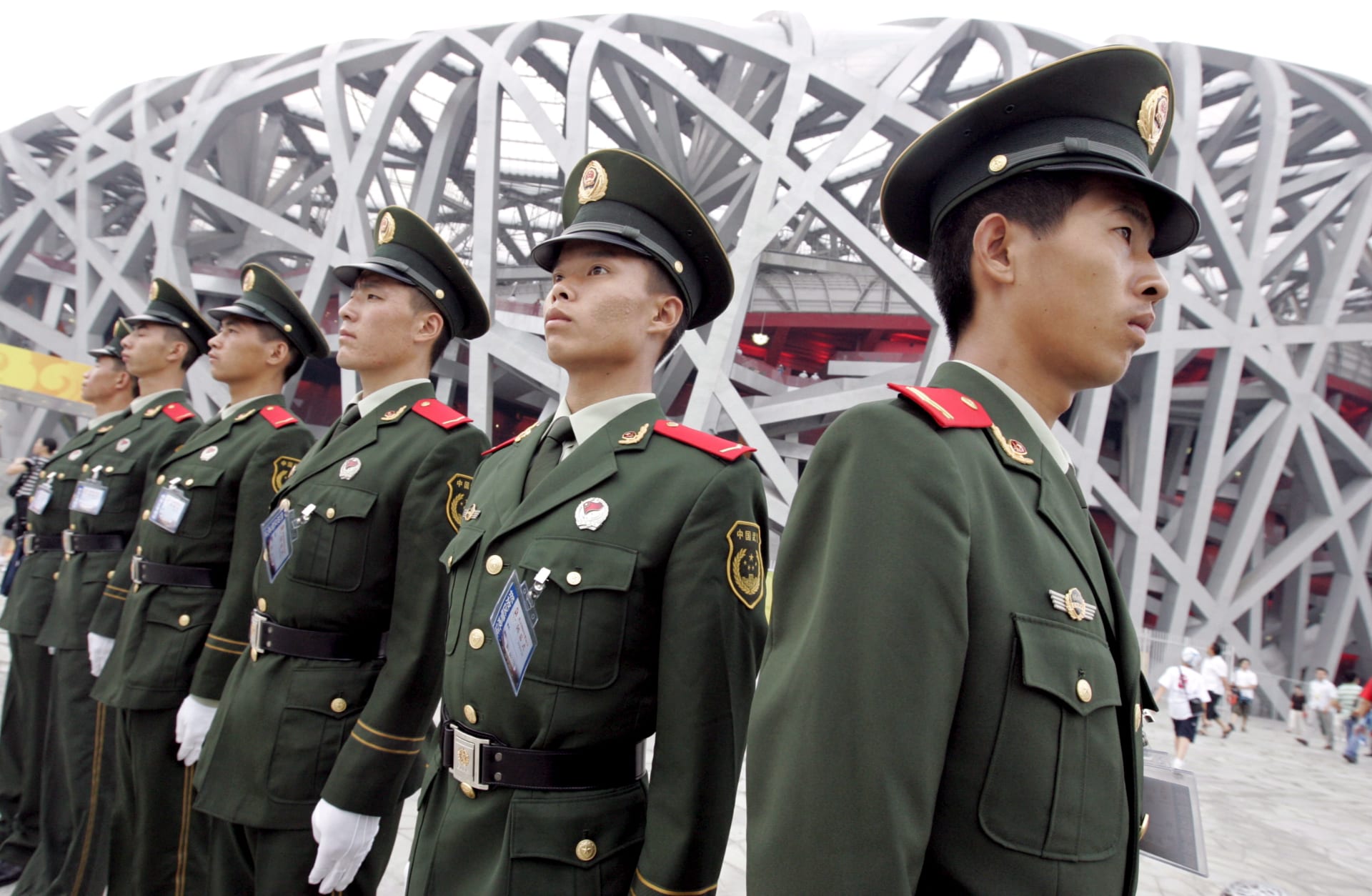 Čínská armáda hlídkující před Ptačím hnízdem.