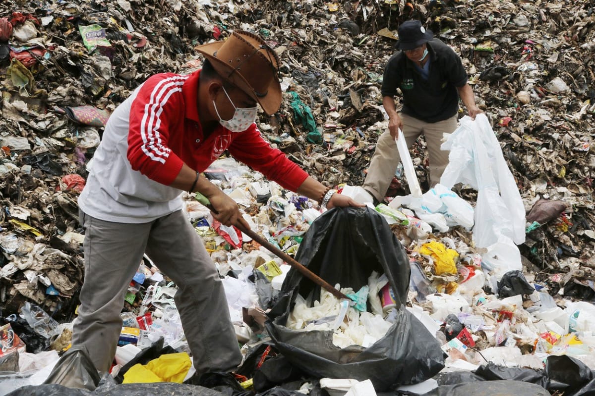 Pandemický odpad na skládce v Indonésii