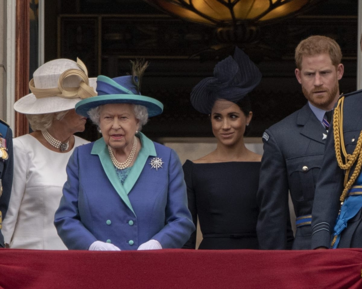 Královna Alžběta II. by mohla svého vnuka Harryho zbavit klíčové role, protože nežije ve Spojeném království. 
