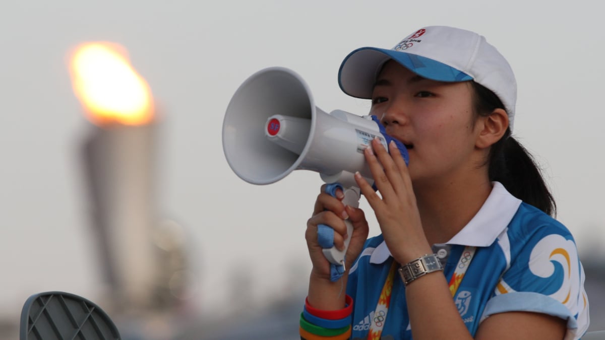 Jedna z mnoha snaživých dobrovolnic při olympiádě v Pekingu.