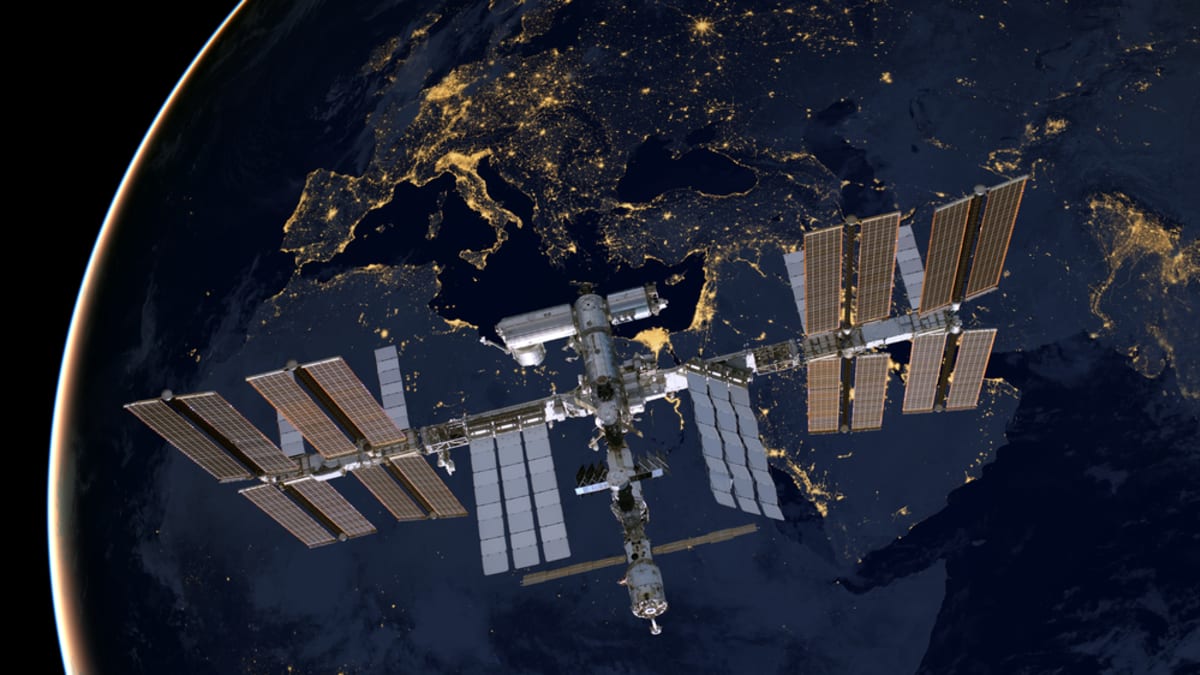 Mezinárodní vesmírná stanice nad Evropou