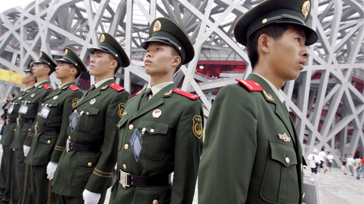 Čínská armáda hlídkující před Ptačím hnízdem.