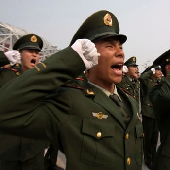 Čínská armáda před stadionem Ptačí hnízdo.