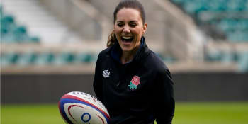Vévodkyně Kate dováděla na rugby. Předvedla svůj talent a nahradila prince Harryho