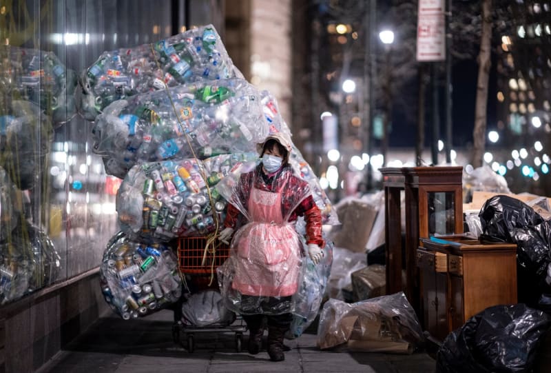 Už v roce 2020 byl pro státy pandemický odpad problém. Mimo něj se zvedl objem odpadu, který byl spojený s dovozem jídla.
