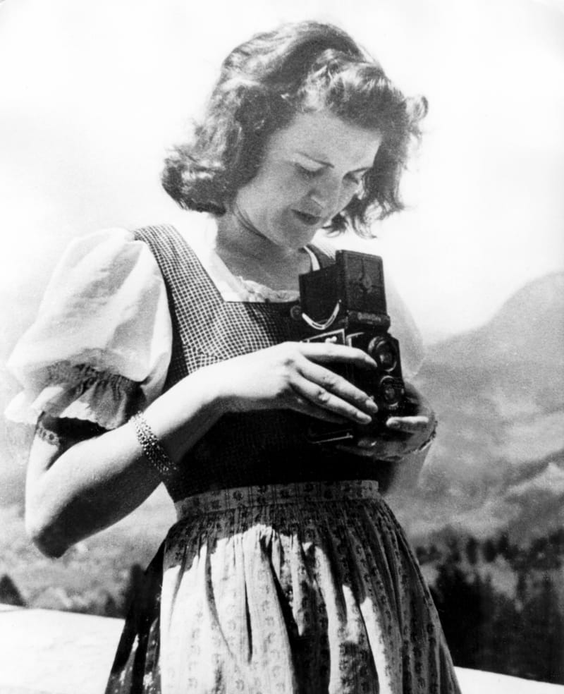 Původně se chtěla stát herečkou. S Hitlerem se seznámila během práce ve fotoateliéru.