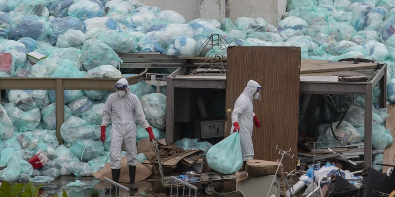 Pytle s pandemickým odpadem v Mexiku