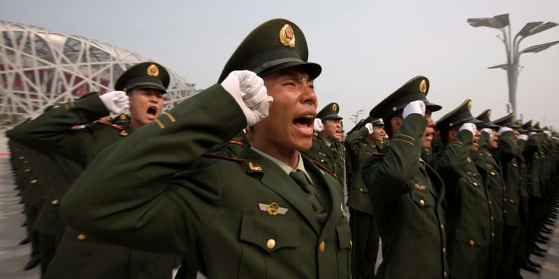 Čínská armáda před stadionem Ptačí hnízdo.