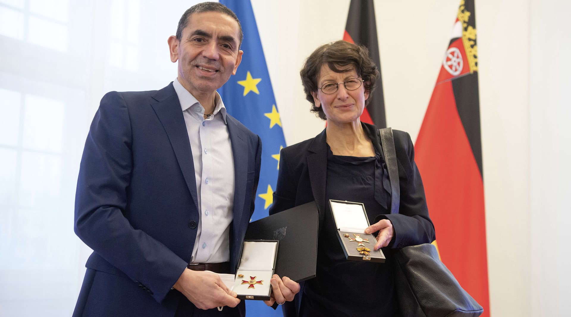 Zakladatelé společnosti BioNTech Ugur Sahin a jeho manželka Özlem Türeciová, kteří vyvinuli vakcínu proti COVID-19, přebrali v lednu 2022 na kancléřství v Mohuči Řád za zásluhy německé spolkové země Porýní-Falc.