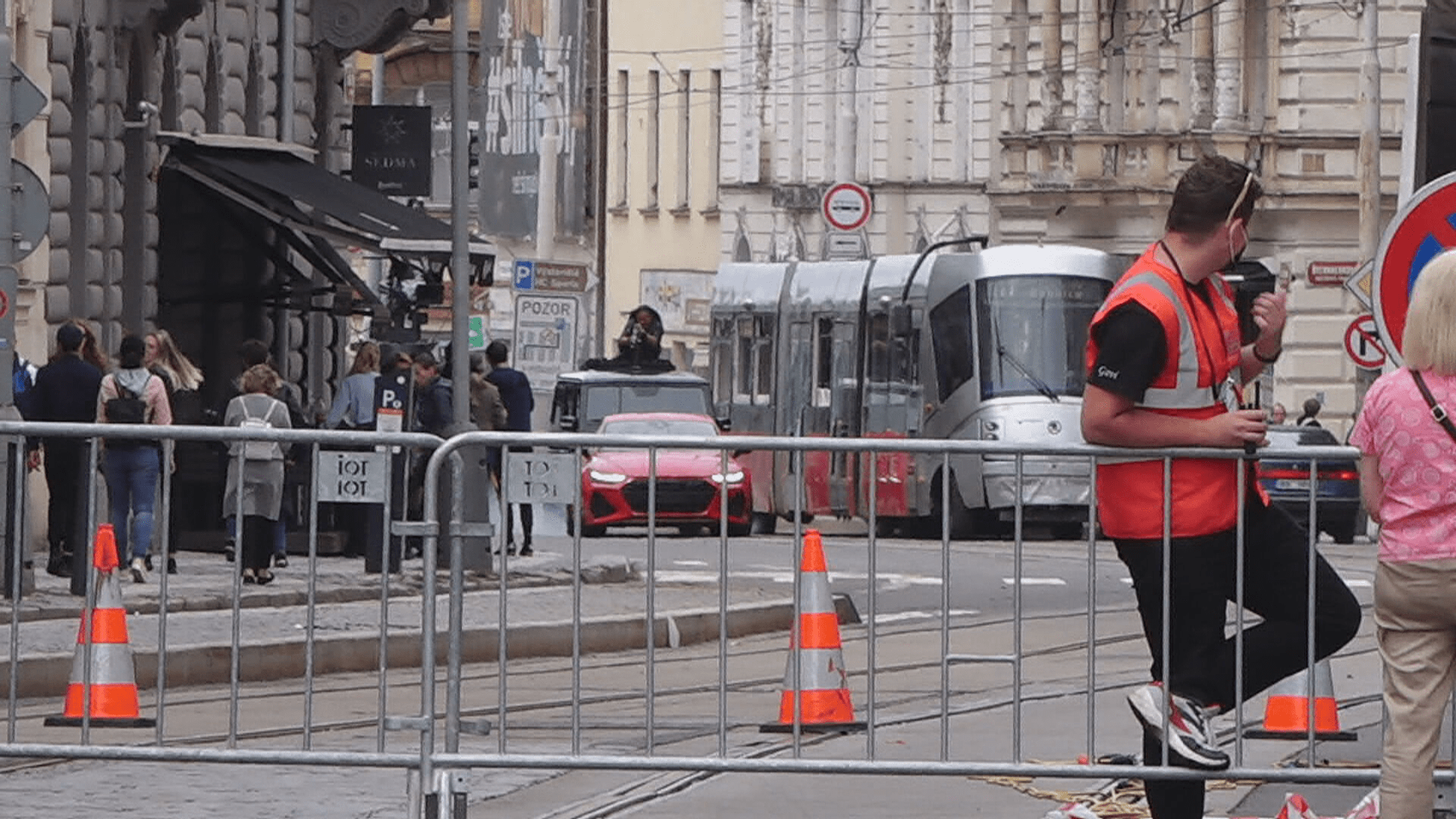 Při natáčení filmu v Praze bylo zničeno několik modelů tramvají i pár skutečných aut.