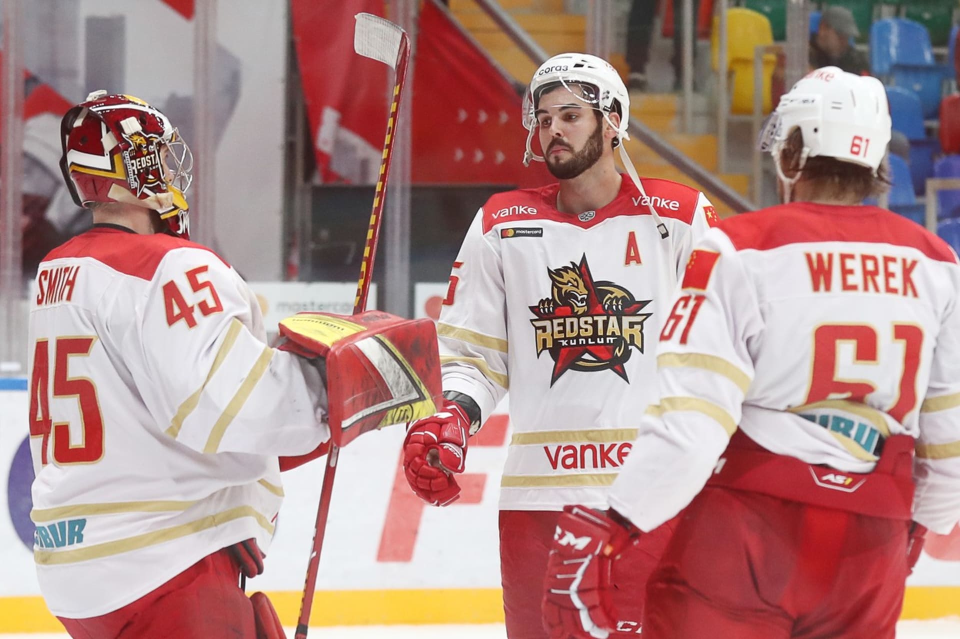 Hokejisté čínského klubu Kunlun Red Star z KHL (zleva) Jeremy Smith, Ryan Sproul a Ethan Werek si zahrají i na olympiádě v dresu Číny.