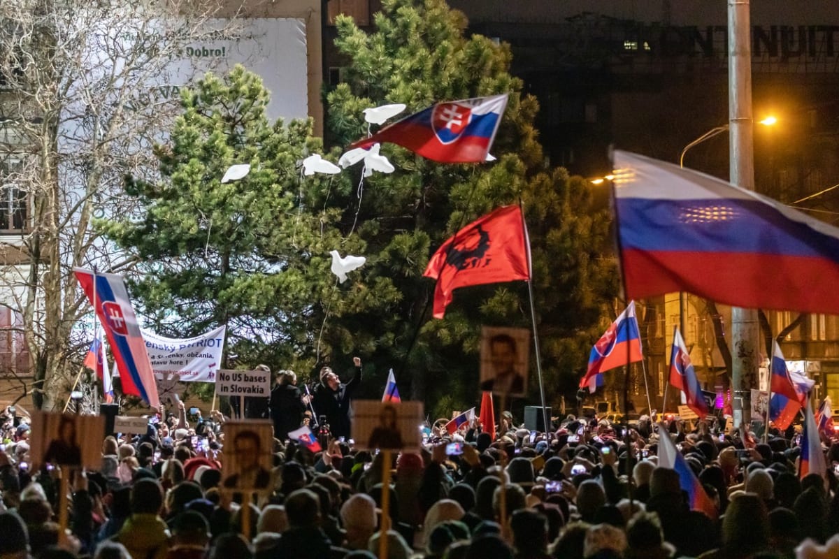 Demonstrace Roberta Fica a jeho příznivců a spojenců před prezidentským palácem v Bratislavě na konci ledna.