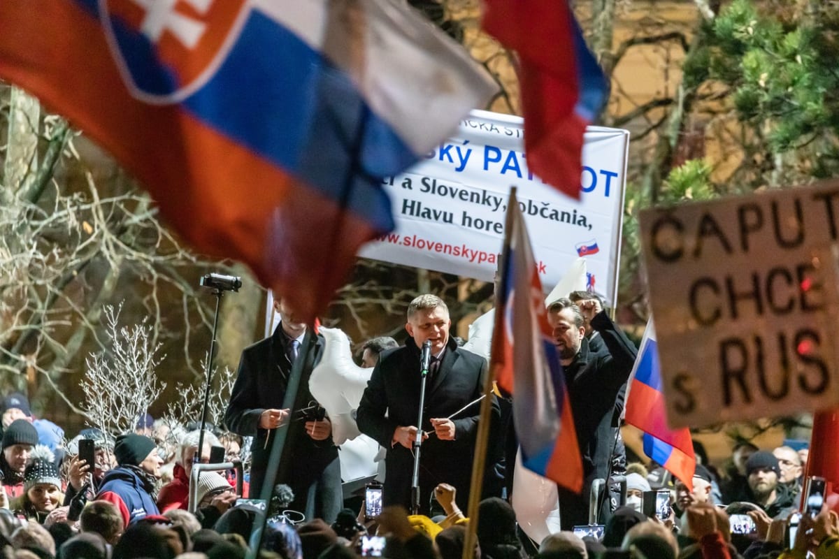 V čele protestů na Slovensku stojí bývalý dlouholetý premiér a šéf strany Směr-SD Robert Fico.
