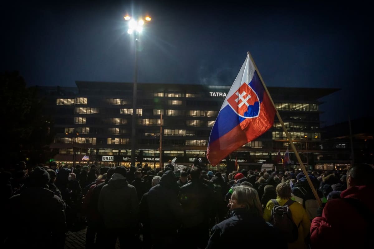 Demonstrace Roberta Fica a jeho příznivců a spojenců před prezidentským palácem v Bratislavě na konci ledna.