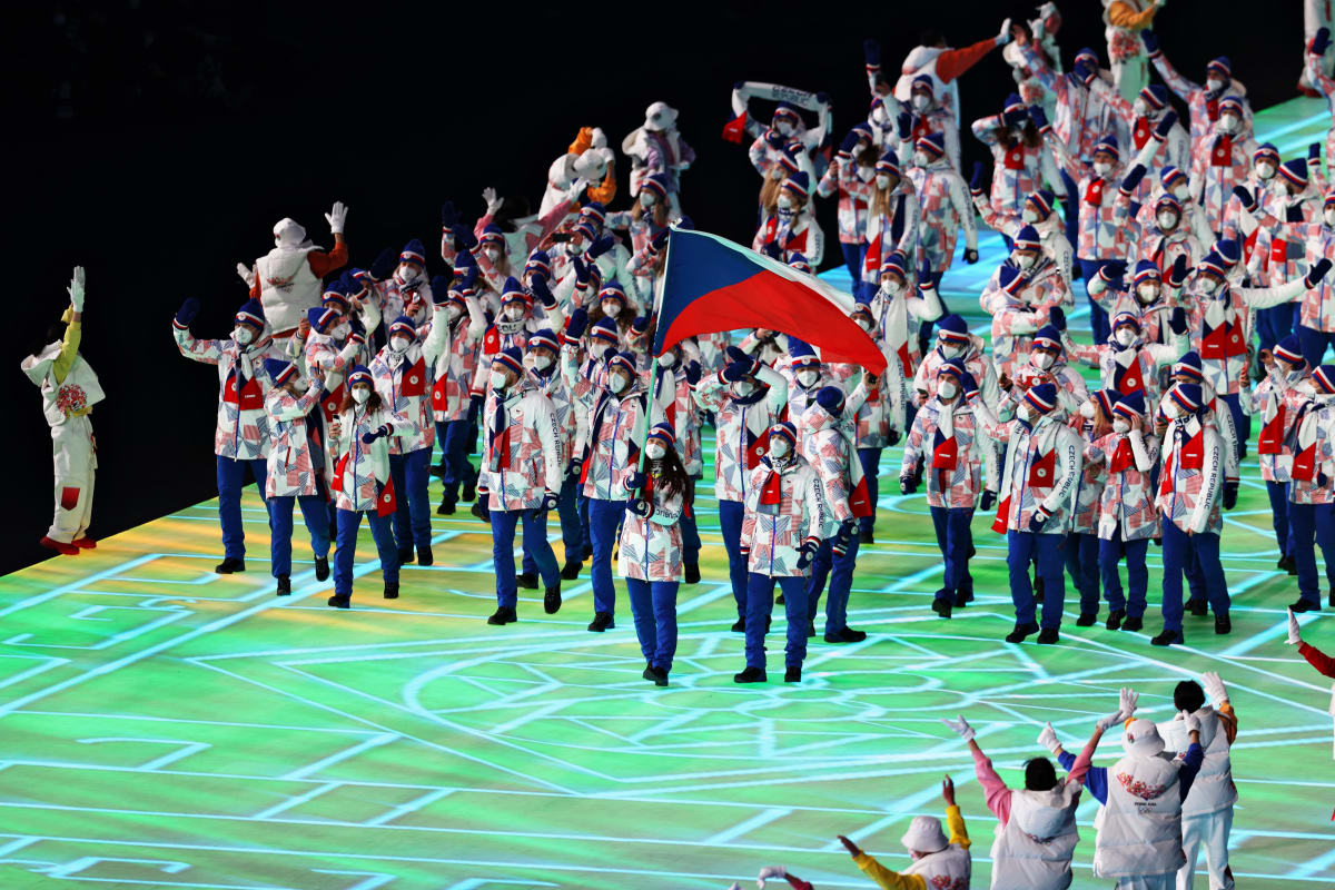 Vlajkonoši české výpravy na zahájení her v Pekingu byli Mills a Březina.
