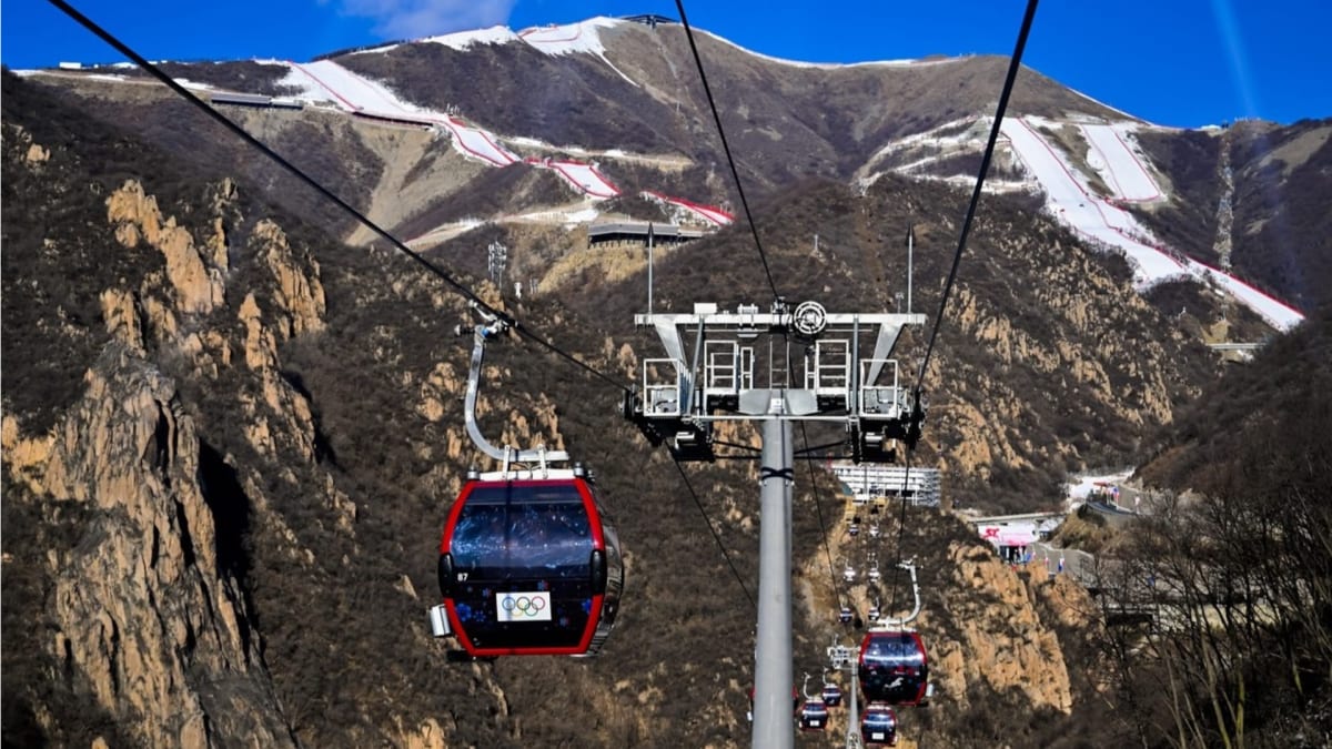 Jen „bílí hadi“ v kopcích v okolí Pekingu napovídají, že se tam konají zimní olympijské hry.