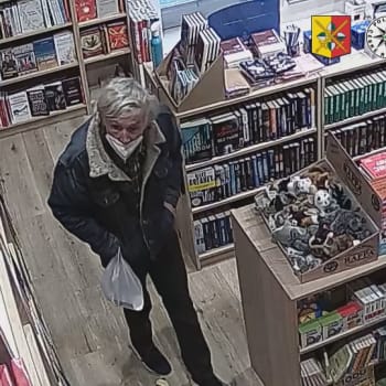 Muž z pražského knihkupectví během dvou týdnů ukradl 78 knih.