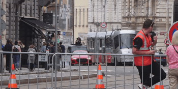 Během natáčení v Praze vybuchovaly tramvaje i auta. Vyšly první záběry filmu The Gray Man