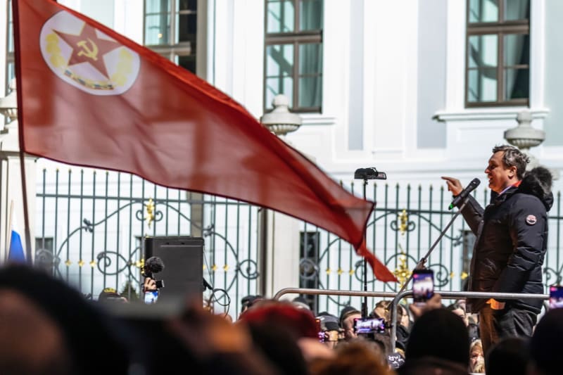Demonstrace Roberta Fica a jeho příznivců a spojenců před prezidentským palácem v Bratislavě na konci ledna. Na fotografii řeční šéf SNS Andrej Danko