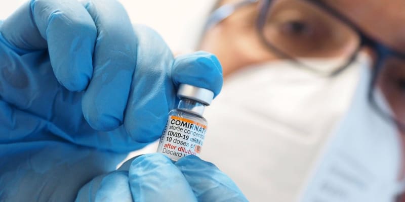 Vakcína proti covidu Comirnaty vyvinutá firmami Pfizer a BioNTech