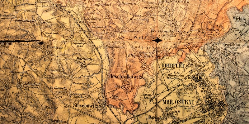 Map Hlučínska z roku 1913. Hlučínsko tehdy náleželo k Německu a je označeno červenou barvou.