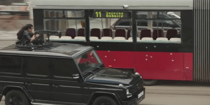 Při natáčení filmu v Praze bylo zničeno několik modelů tramvají i pár skutečných aut.