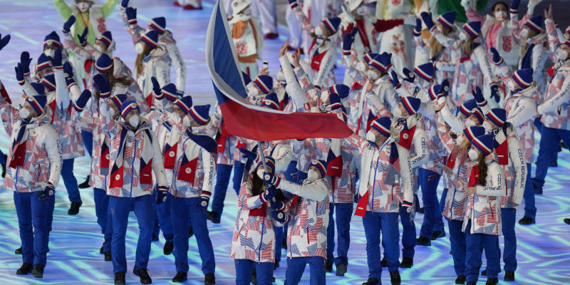 Vlajkonoši české výpravy na zahájení her v Pekingu byli Mills a Březina.