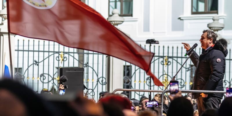 Demonstrace Roberta Fica a jeho příznivců a spojenců před prezidentským palácem v Bratislavě na konci ledna. Na fotografii řeční šéf SNS Andrej Danko.