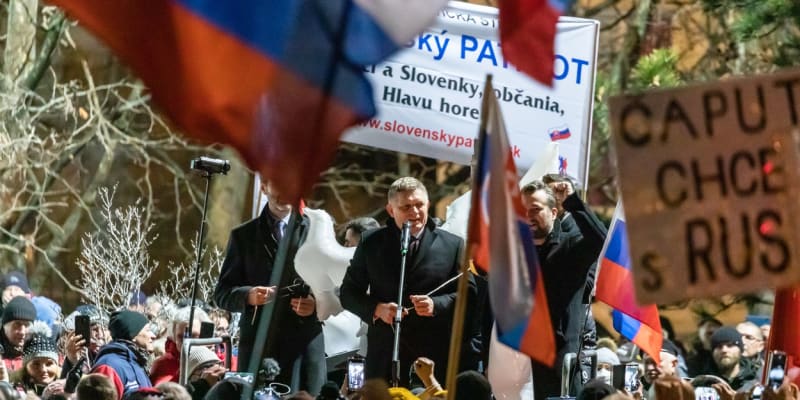 Bývalý dlouholetý premiér Slovenska a šéf strany Směr-SD Robert Fico (řeční uprostřed)