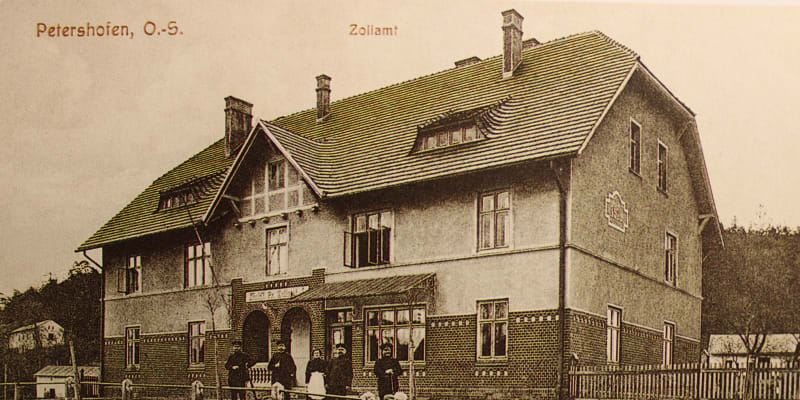 Německá celnice v Petřkovicích před rokem 1920, před budovou stojí němečtí celníci.
