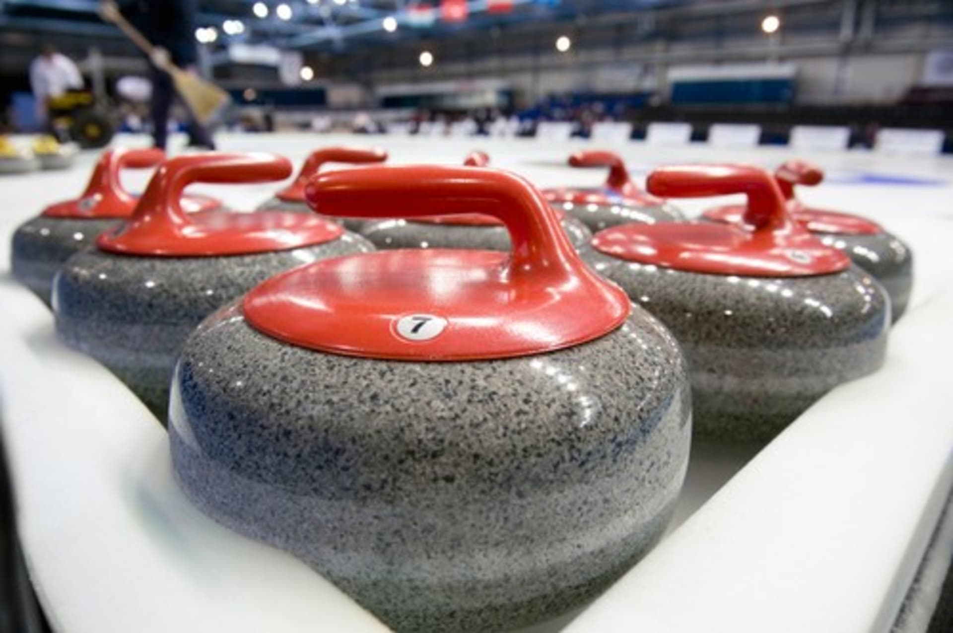 Curlingový kámen váží přes 20 kilogramů. 