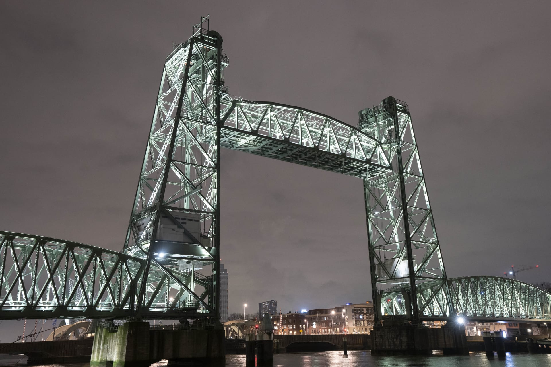 Rotterdam dočasně rozebere most kvůli proplutí Bezosovy jachty.