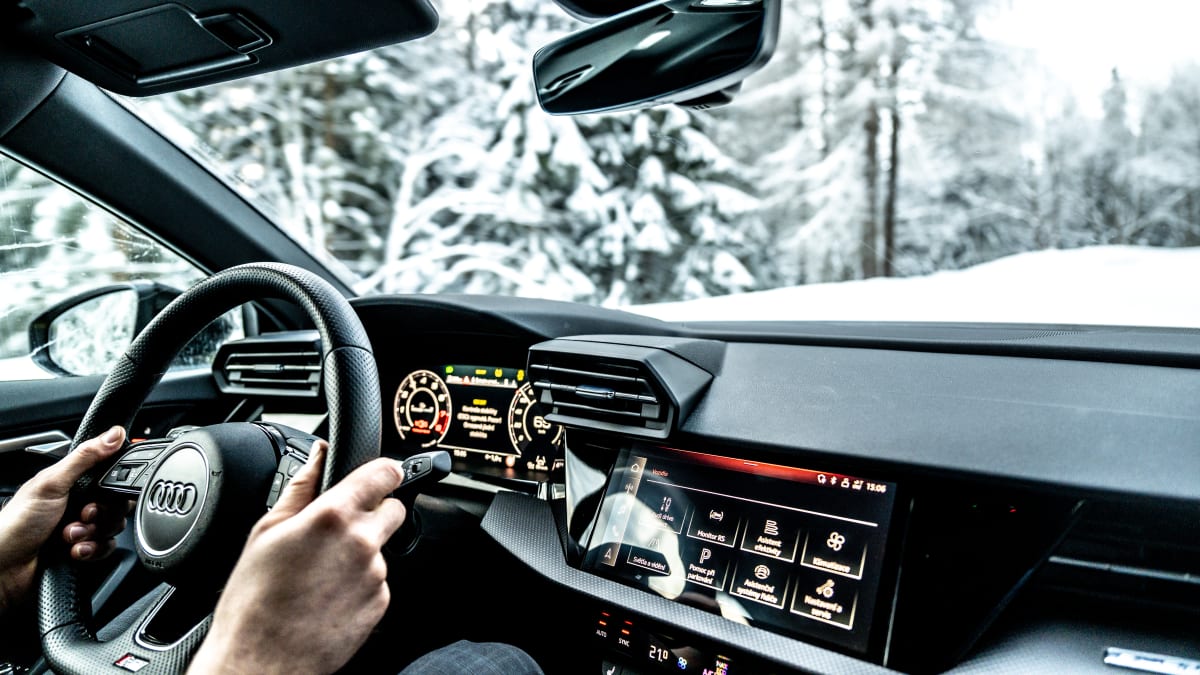 Interiér Audi je špičkou automobilové ergonomie. U RS3/A3 je navíc designově nápaditý.