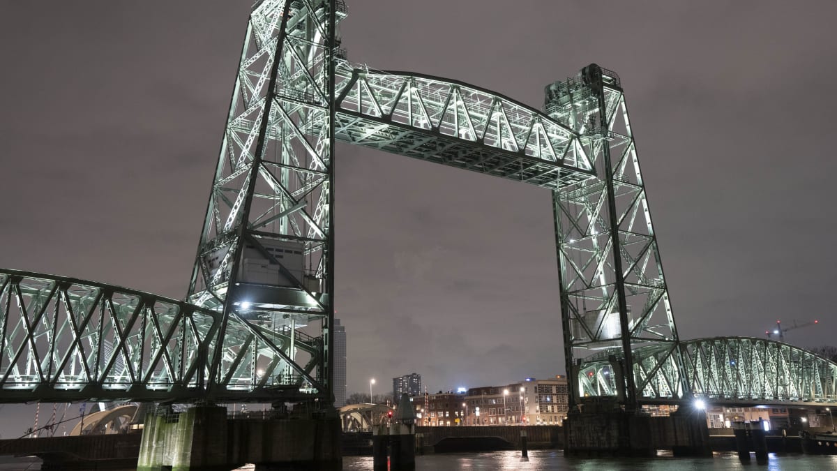 Rotterdam dočasně rozebere most kvůli proplutí Bezosovy jachty.