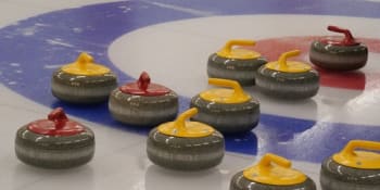 Kámen, koště, metení a „šachy na ledě“. Jaká jsou pravidla a specifika curlingu?