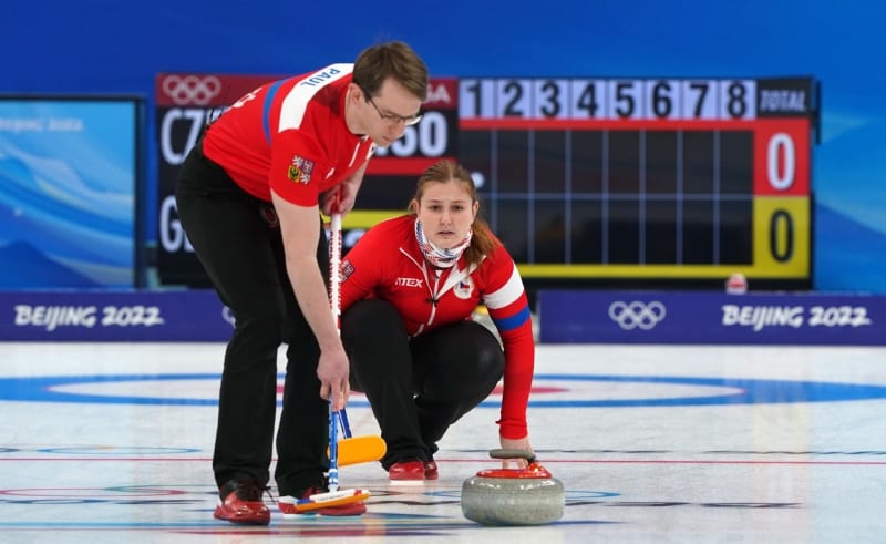 Spolupráce manželů bankéřů na curlingovém ledě.