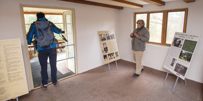 O mimořádné otevření chaty spisovatele Bohumila Hrabala v Kersku na Nymbursku byl zájem.