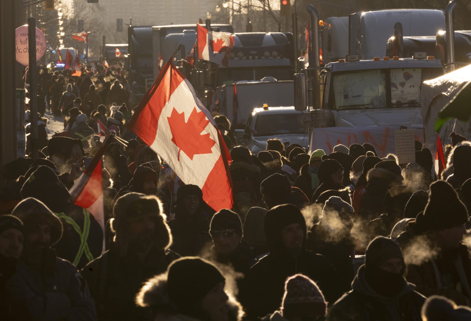 Situace v kanadském hlavním městě Ottawě se kvůli protestům proti covidovým opatřením vymkla kontrole.