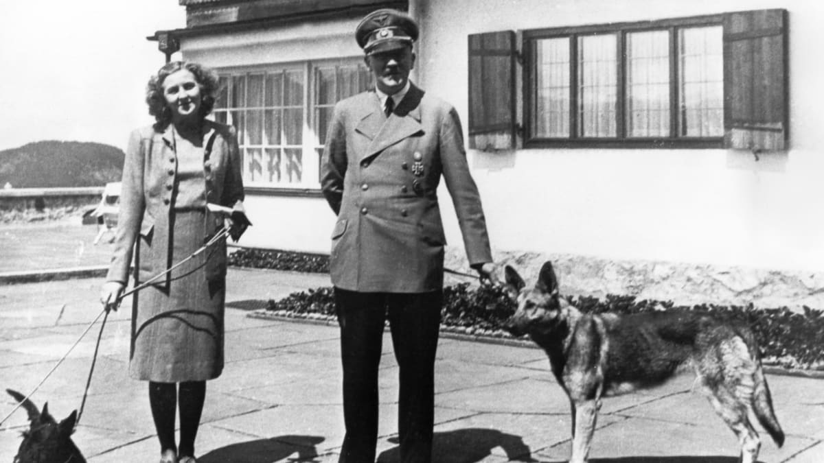 I přesto, že Eva byla Hitlerovi naprosto oddána, skrýval ji a přehlížel. 