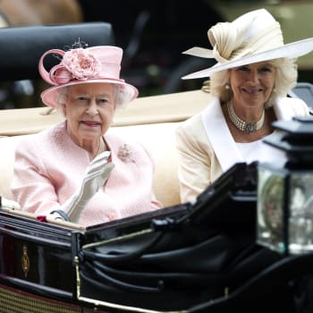 Britská panovnice Alžběta II. a vévodkyně z Cornwallu Camilla
