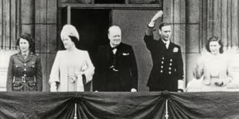 Divoká kariéra královny Alžběty II.: Bombardování, služba v armádě i uklidňování dětí