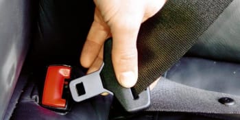 Smyčka na bezpečnostním pásu má překvapivě významnou funkci. K čemu slouží?