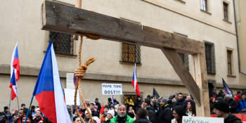 Zeman: Demonstranti s šibenicemi si zaslouží vězení. Pandemický zákon podepíšu