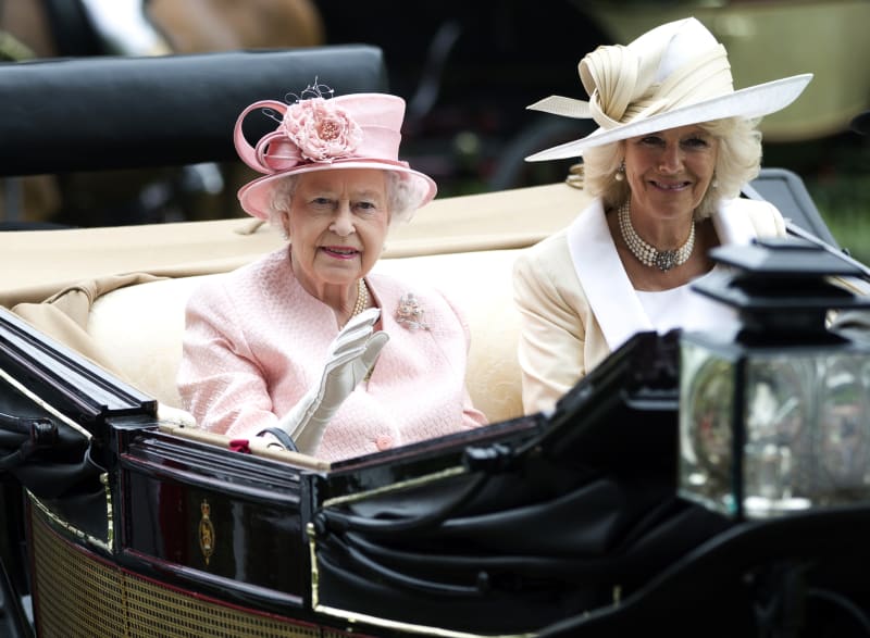 Britská panovnice Alžběta II. a vévodkyně z Cornwallu Camilla