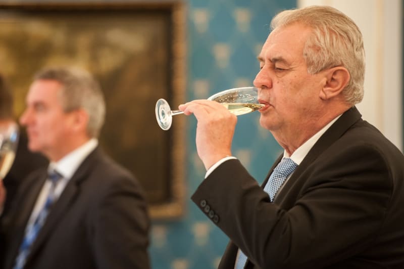 Miloš Zeman na fotografii z roku 2014. Prezident je dlouhodobě znám svou konzumací alkoholu. Toho se ovšem v uplynulých měsících měl ze zdravotních důvodů vzdát.