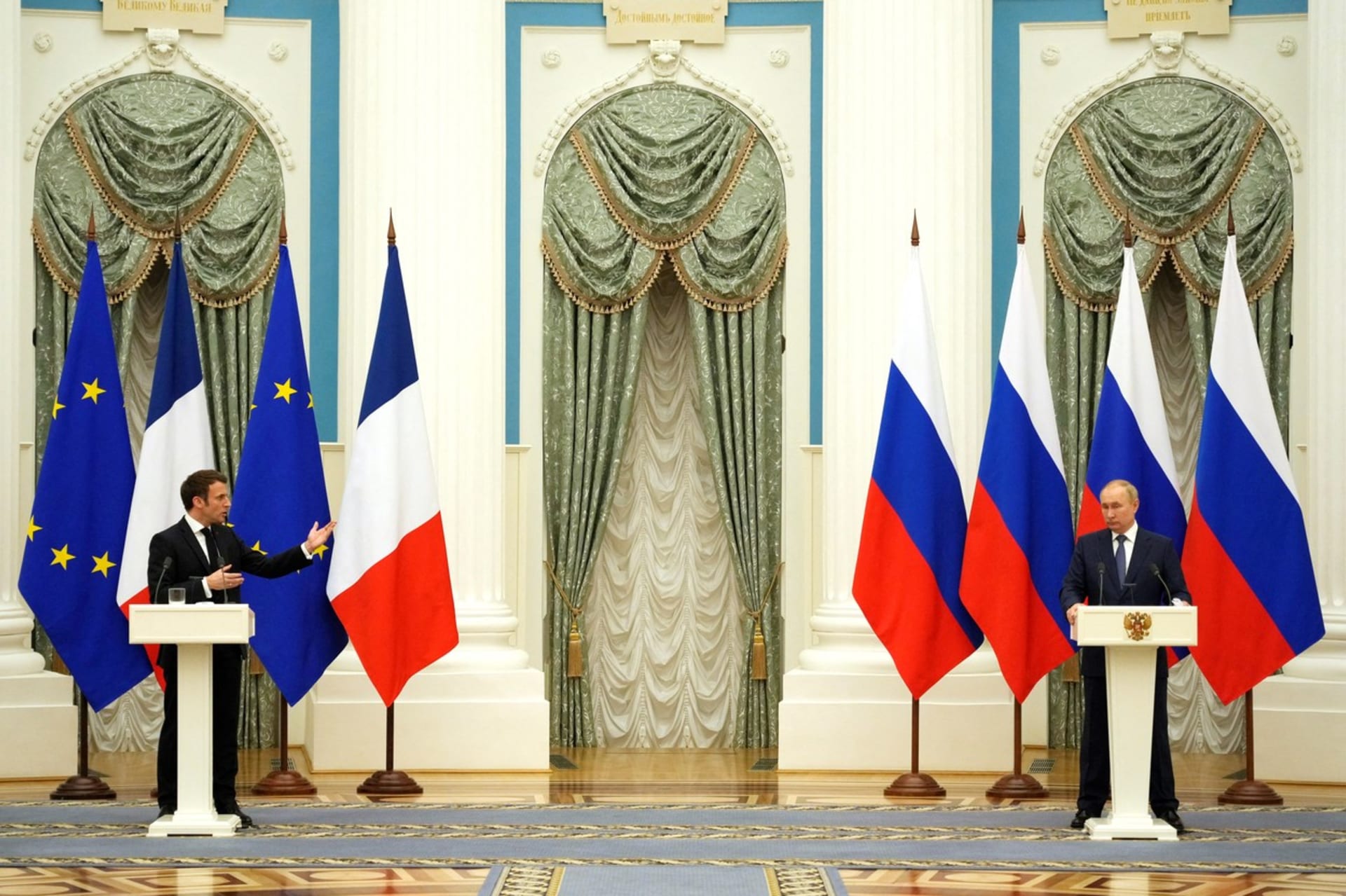 Setkání Emmanuela Macrona a Vladimira Putina