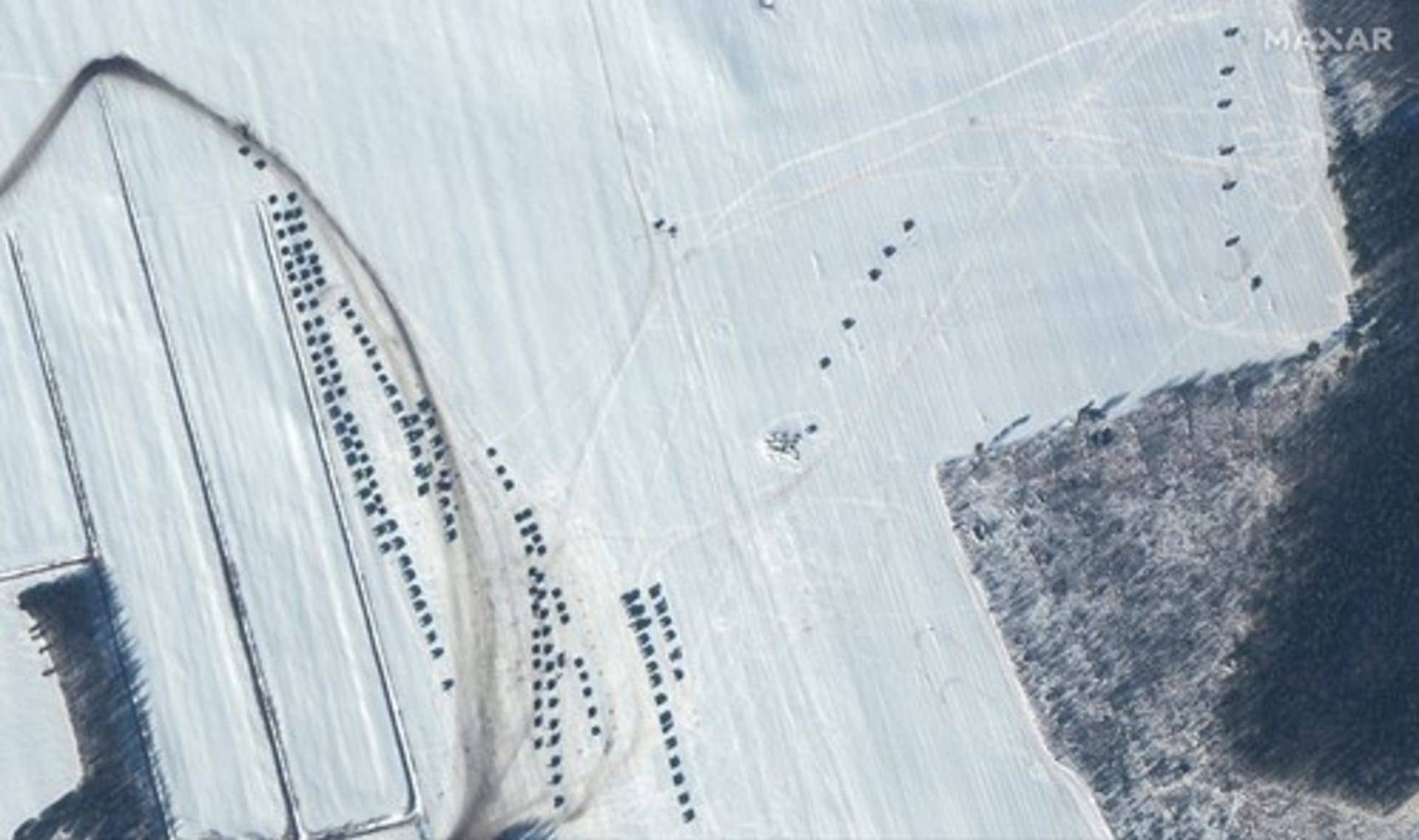 Satelitní snímky společnosti Maxar Technologies pořízené 4. února ukazují bojové jednotky a rozmístěná děla u běloruského města Rečyca