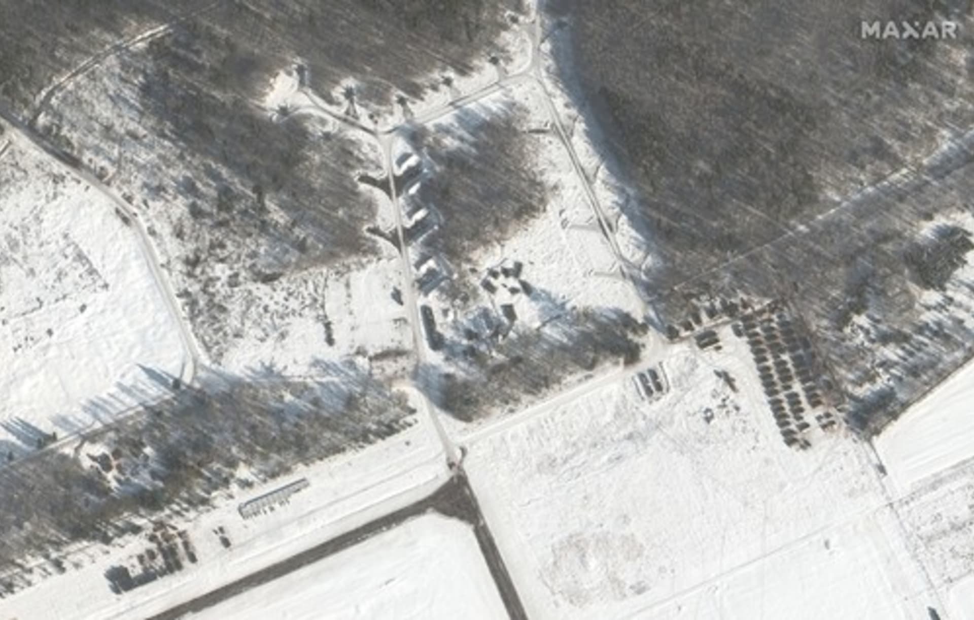 Satelitní snímek společnosti Maxar Technologies pořízený 4. února ukazuje bojová letadla, vojenské stany a zásoby na letecké základně Luniněc v Bělorusku