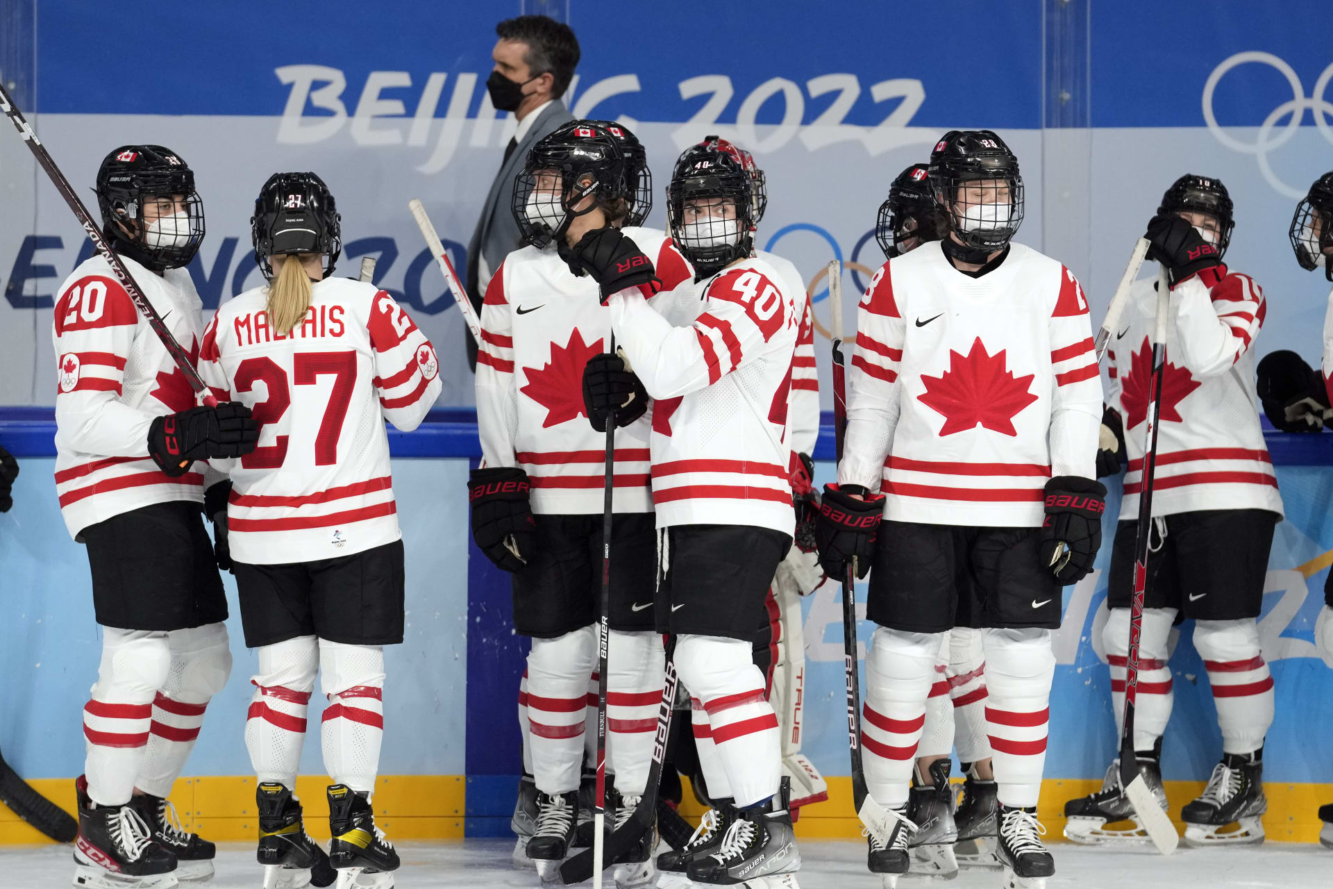 Hokejistky Ruska a Kanady musejí hrát vzájemný zápas v respirátorech. 