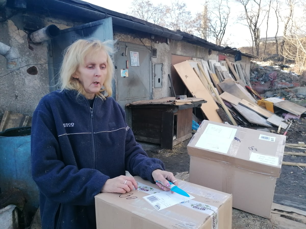 Žena žijící v ostravské garáži dostala další balíčky od čtenářů CNN Prima NEWS.